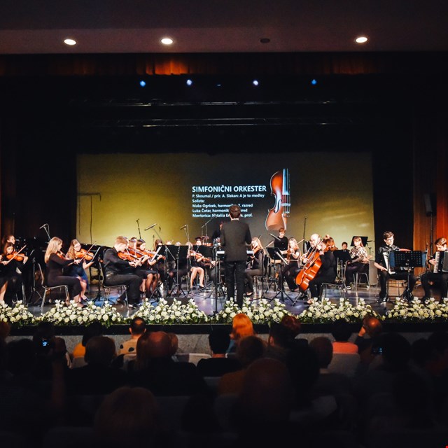 Koncert simfoničnega in godalnega orkestra s solisti